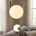 Lampa podłogowa w kolorze mokka do nowczesnego salonu.