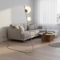 Lampa stojąca w  kolorze beżowym do nowoczesnego salonu.