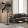Nowoczesna i designerska lampa podłogowa do salonu z abażurem czarno-brązowym.