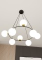 Lampa ring do salonu z kloszami kulkami bialymi.