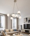Lampa w kolorze beżowym z kloszami białymi.