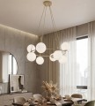 Nowoczesna wisząca lampa ring w kolorze mokka z 8 kloszami kulkami  białymi. Lampa beżowa nad stół.