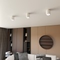 Pojedyncza biała lampa na sufit spot.