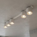 Lampa przysufitowa 5 reflektorów w kolorze białym.