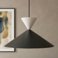 Pojedyncza lampa w stylu japandii w kolorze czarnym i białym.