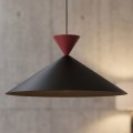 Pojedyncza duża lampa o kształcie stożka w kolorze czarnym i bordowym.