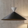 Duża lampa wisząca pojedyncza w stylu japandii. Kolor klosza czarno - biały. Klosz metalowy o kształcie stożka.