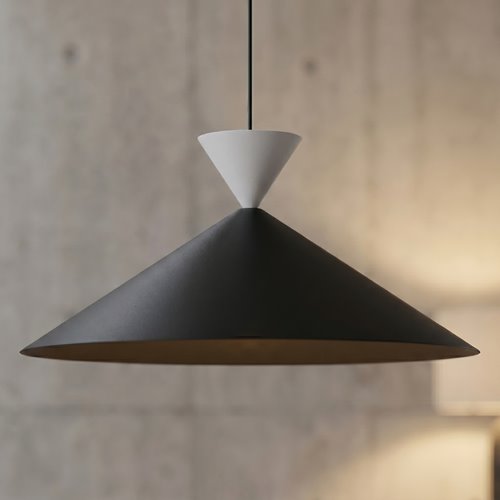 Duża lampa wisząca pojedyncza w stylu japandii. Kolor klosza czarno - biały. Klosz metalowy o kształcie stożka.