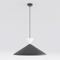 Duża lampa japandii o kloszu w kształcie stożka. Lampa czarna i biała.