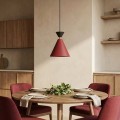 Lampa zwis pojedynczy metalowy stożek w kolorze czerni i bordo.