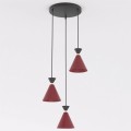 Lampa potrójna - metalowe stożki w kolorach brgundowym, czarnym i złotym.