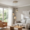 Lampa wisząca z 3 metalowymi kloszami - stożkami w kolorze beżowym i czarnym.
