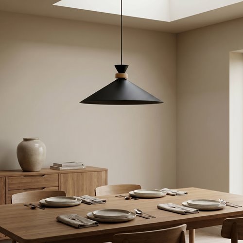Pojedyncza duża lampa wisząca w stylu japandii. Duży czarny stożek.
