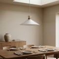 Pojedyncza duża lampa biała w stylu japandii.