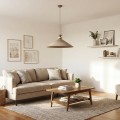 Pojedyncza duża lampa bezowa nad stół do beżowej kuchni i salonu.