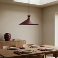 Lampa wisząca pojedyncza duża. Metalowy stożek w kolorze bordowym - burgundowym.