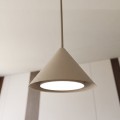 Pojedyncza lampa ledowa w kolorze beżowym.