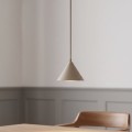 Pojedyncza nowoczesna lampa led w kolorze mokka.
