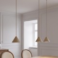 Potrójna ledowa lampa w kolorze beżowym nad stół na listwie.
