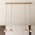 Nowoczesna i minimalistyczna lampa ledowa w kolorze beżowym.