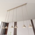 Długa listwa z 6 wiszącymi punktami światła w kolorze beżowym. Lampa w nowoczesnym kolorze mokka i nowoczesnym designie.