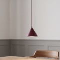 Pojedyncza wisząca lampa led w kolorze bordo.