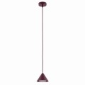 Pojedyncza lampa wisząca w kolorze bordowym.