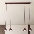 Burgundowa lampa wisząca nad stół. Punkty światła led wiszą na listwie.