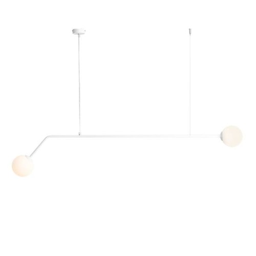 Lampa wisząca biała i nowoczesna. Na poziomym prostym stelażu dwie kule po przeciwległych stronach.