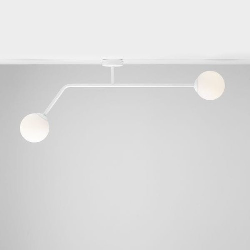 Sufitowa biała lampa nowoczesna. Dwa szklane klosze kulki przeciwlegle umieszczone.