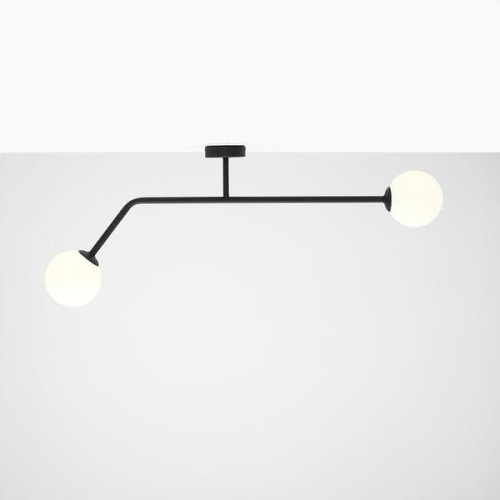 Czarna lampa sufitowa z 2 białymi kloszami - kulkami. Kulki umieszczone przeciwlegle.