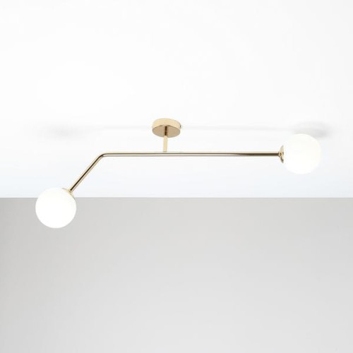 Złota nowoczesna lampa na sufit. Dwie szklane kule to punkty światła.