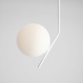Lampa na sufit biała z kloszem o kształcie kuli.