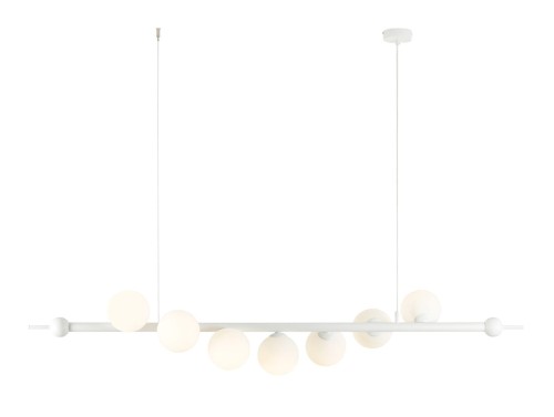 Biała lampa wisząca w poziomie z 7 kulkami szklanymi w kolorze mlecznobiałym, które umieszczone są wokół poziomej osi lampy.