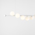 Lampa wisząca biała szeroka z mlecznobiałymi kloszami kulkami.