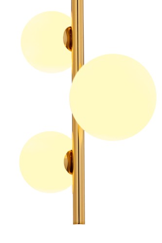 Kulki w lampie wiszącej złotej.