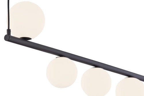 Lampa wisząca czarna z 6 kulami mlecznobiałymi w osi lampy.