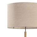 Lampa podłogowa w stylu eco z elementami drewnianymi i abażurem w kolorze beżowo- szarym.