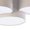 Lampa plafon na sufit składająca się z 3 abażurów w kolorze beżowo-szarym.