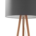 Lampa podłogowa w typie skandynawskim - trójnóg drewniany. Duży szary abażur w kształcie walca.