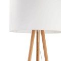 Lampa stojąca typu skandynawskiego z dużym białym abażurem. Stelaż lampy to trójnóg drewniany z sosny.