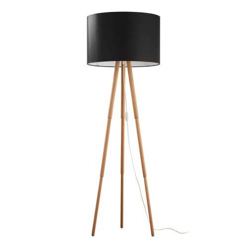 Lampa podłogowa w stylu skandynawskim o drewnianej podstawie typu trójnóg. Duży czarny abażur w kształcie walca.