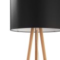 Lampa podłogowa w stylu skandynawskim o drewnianej podstawie typu trójnóg. Duży czarny abażur w kształcie walca.