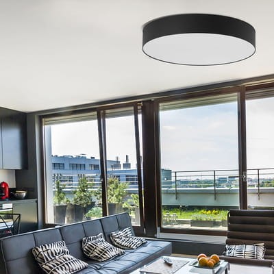 Czarny nowoczesny plafon na ścianę o średnicy 60 cm.