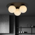 Czarna lampa na sufit - okrągła z 3 kulami szklanymi o kolorze białym.