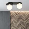 Podłużna czarna lampa na sufit z 2 kulkami szklanymi w kolorze białym.