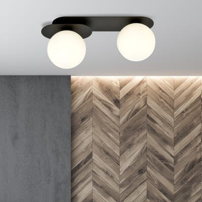 Podłużna czarna lampa na sufit z 2 kulkami szklanymi w kolorze białym.