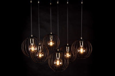 Duża lampa wisząca w stylu loftowym na 6 żarówek z kloszami z drutu.