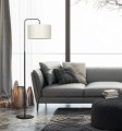 Czarna lampa podłogowa z abażurem o kształcie walca w kolorze kremowym.