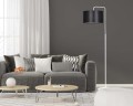 Biała lampa podłogowa z czarny abażurem w kształcie walca.